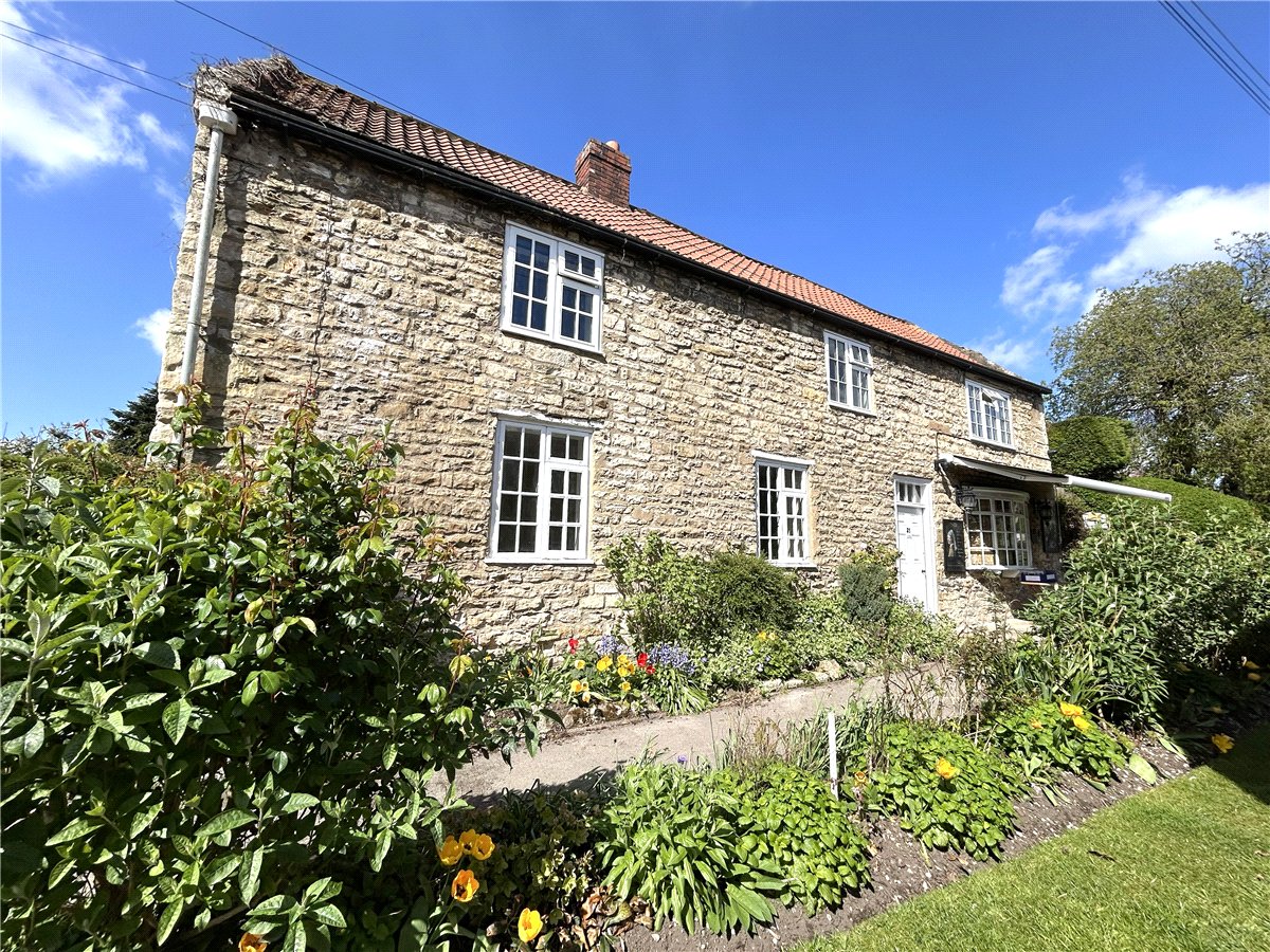 3 bedroom House, Main Street, Ledston, WF10 - 