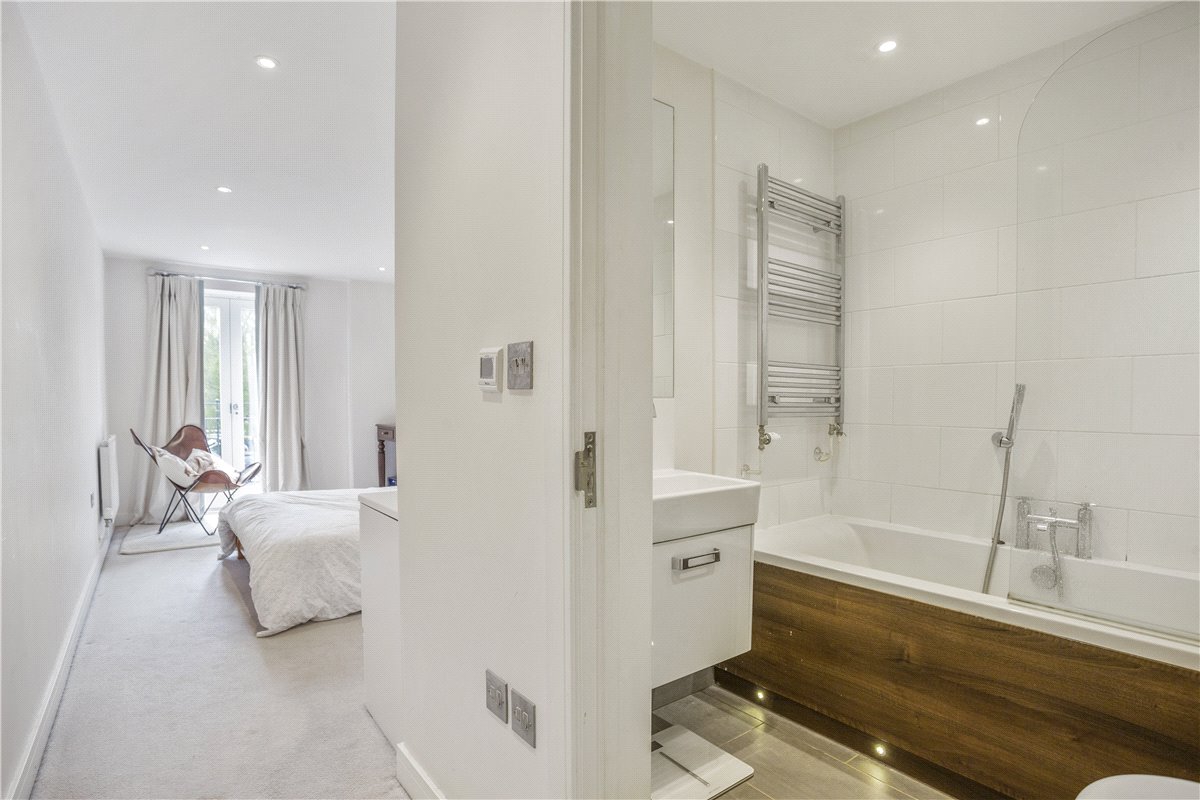 2 bedroom Flat, High Street, Marlborough, SN8 - Available, Image 6