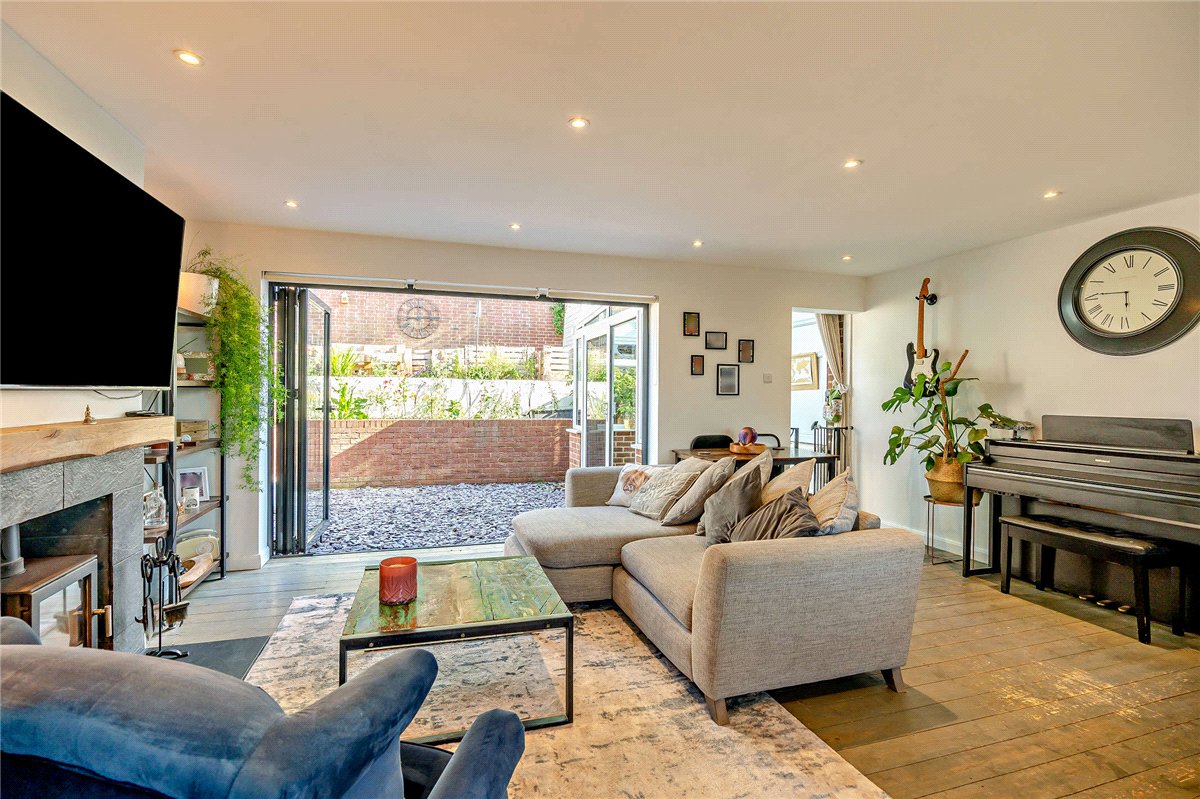 3 bedroom House, Anchor Road, Kingsclere, RG20 - Available, Image 1