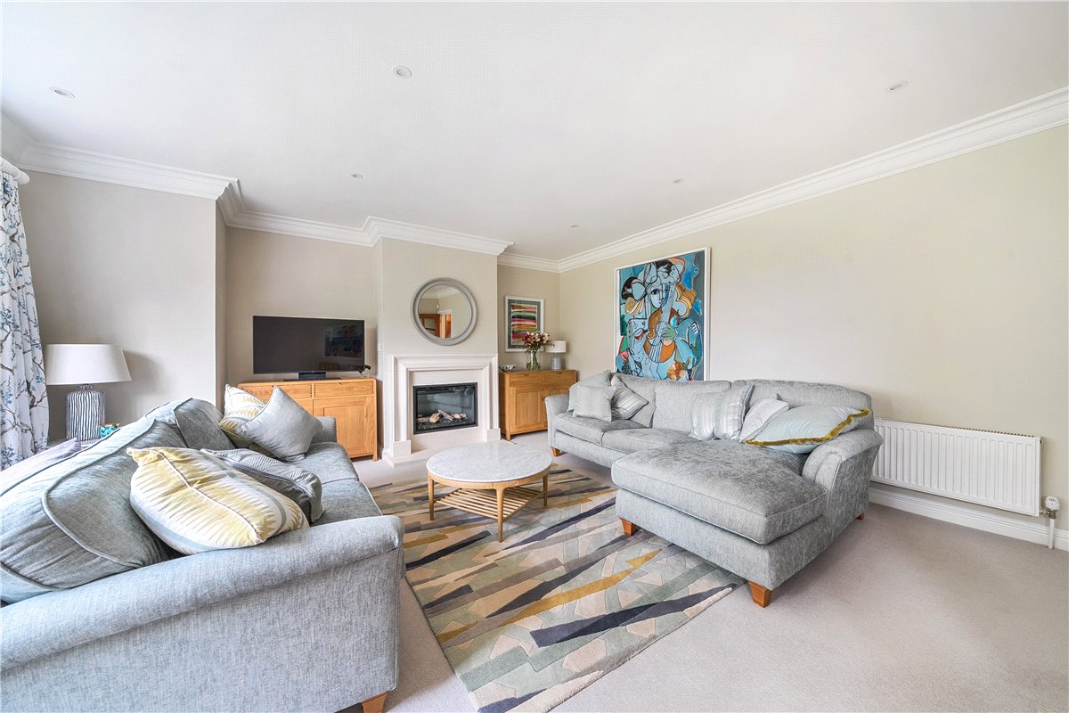 3 bedroom Flat, Woodridge, Newbury, RG14 - , Image 2