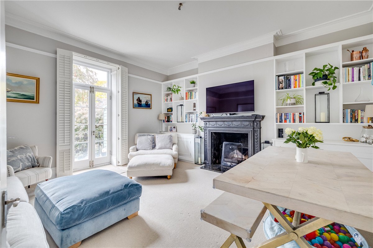 2 bedroom Flat, North Side  Wandsworth Common, London, SW18 - Sold STC