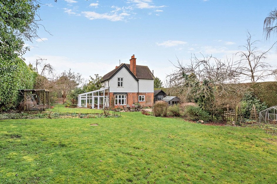5 bedroom House, Andover Road, Newbury, RG14 - Available