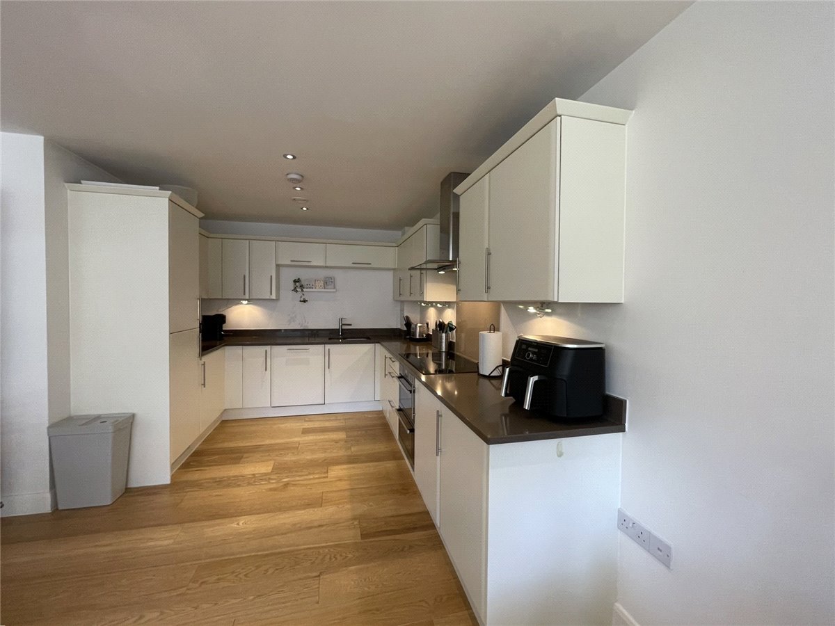 2 bedroom Flat, Racecourse Road, Newbury, RG14 - Available, Image 3
