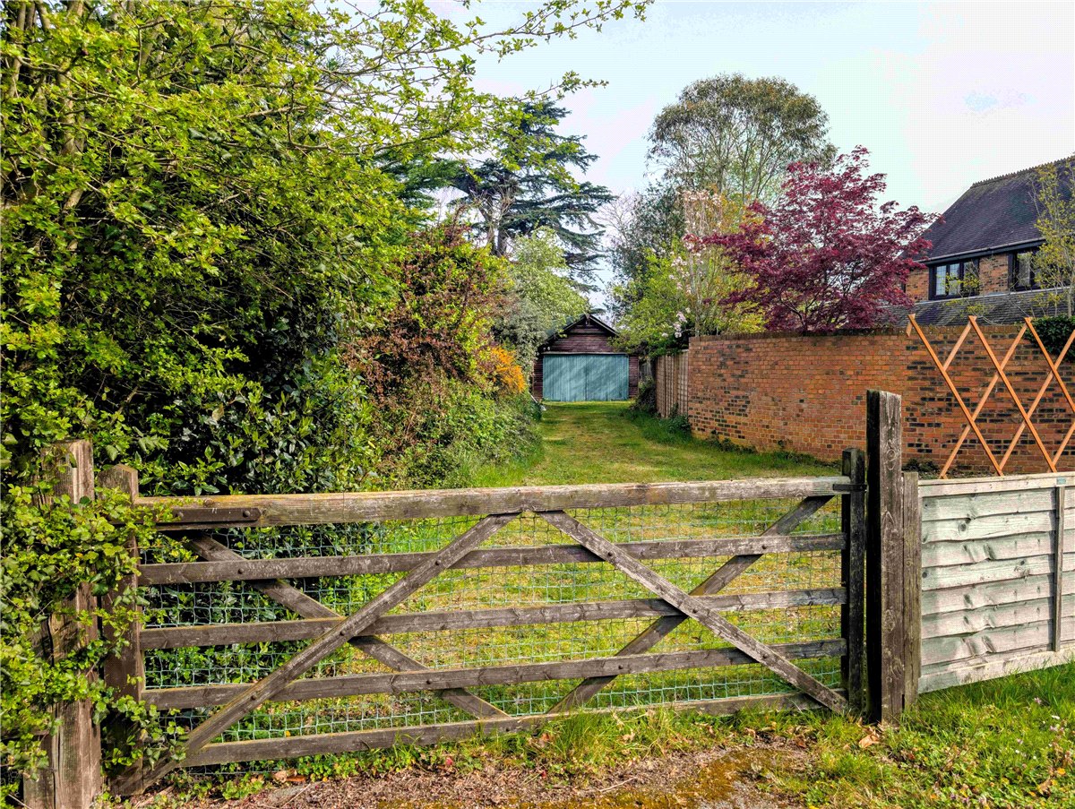 4 bedroom House, Reading Road, Sherfield-on-Loddon, RG27 - Available, Image 9