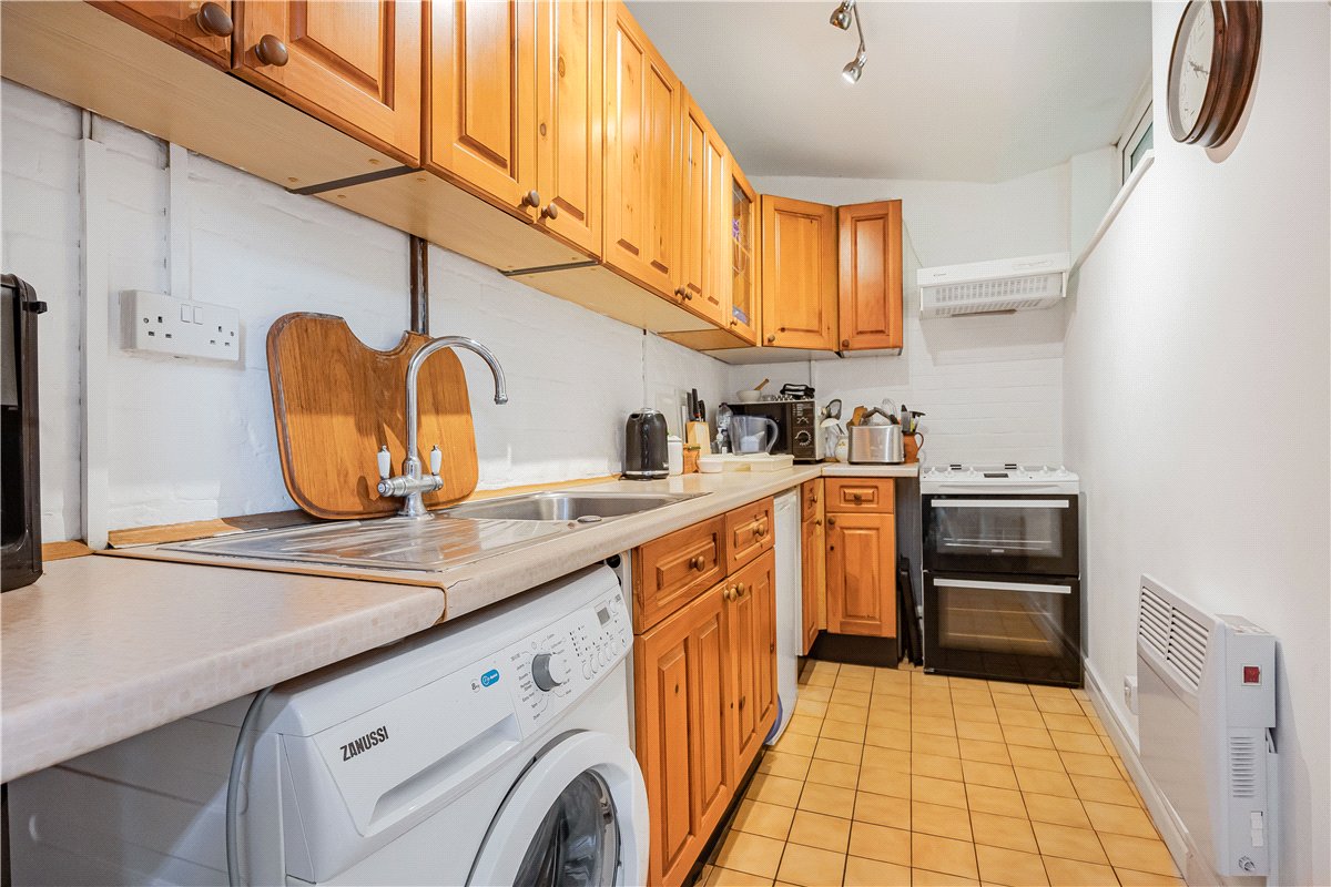 3 bedroom House, Brook Street, Great Bedwyn, SN8 - Available, Image 5