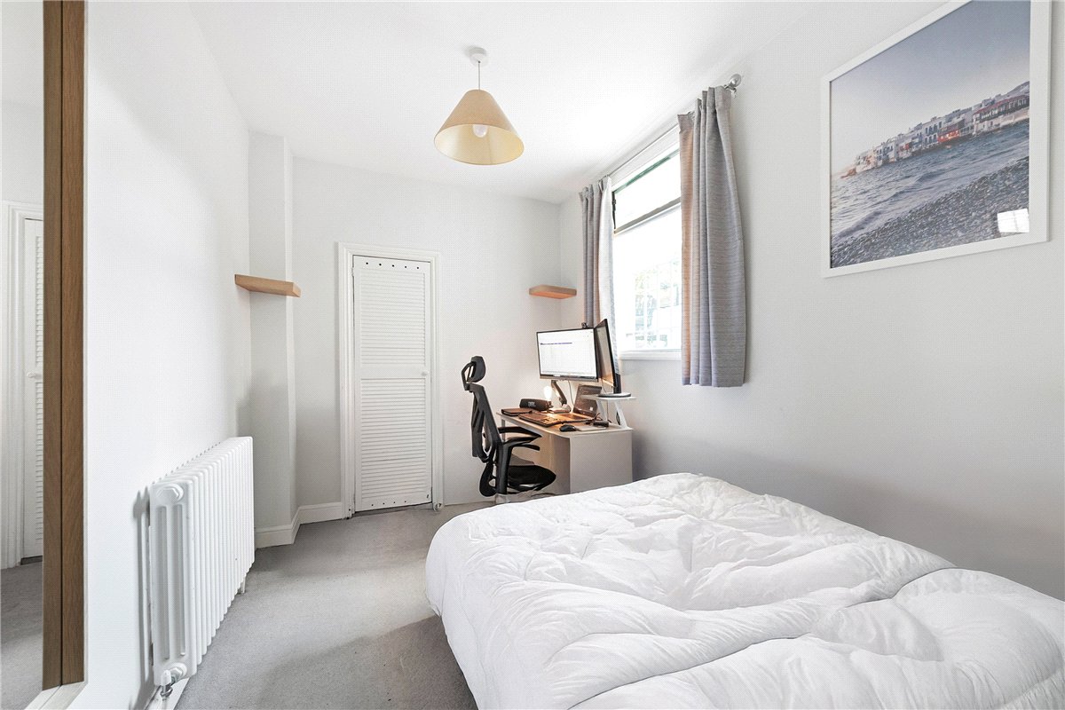 2 bedroom Flat, North Side Wandsworth Common, London, SW18 - Available, Image 2
