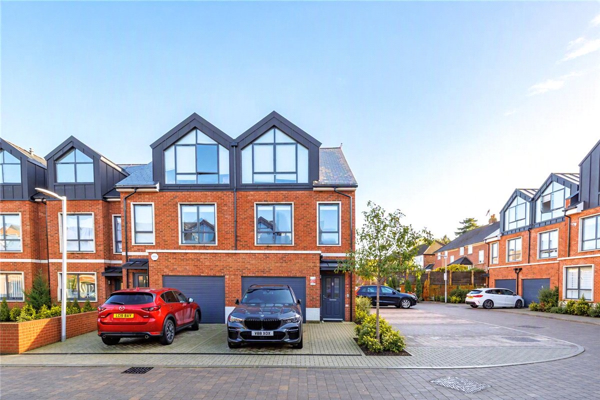 3 bedroom House, Harlow Gardens, Kingston upon Thames, KT1 - Available