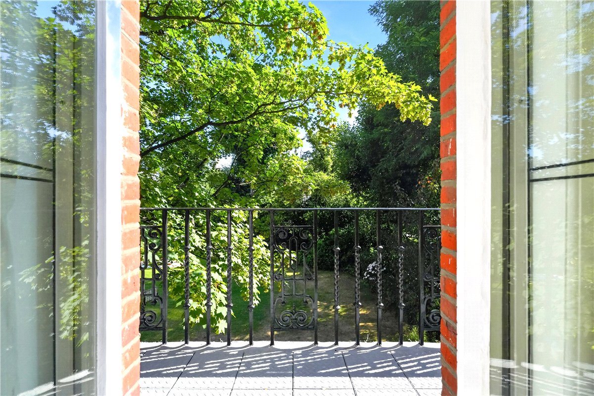 2 bedroom Flat, Old Brompton Road, South Kensington, SW5 - Let Agreed