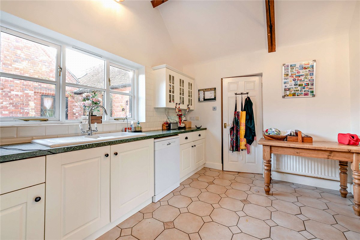 4 bedroom House, Hambridge Lane, Newbury, RG14 - Available, Image 11