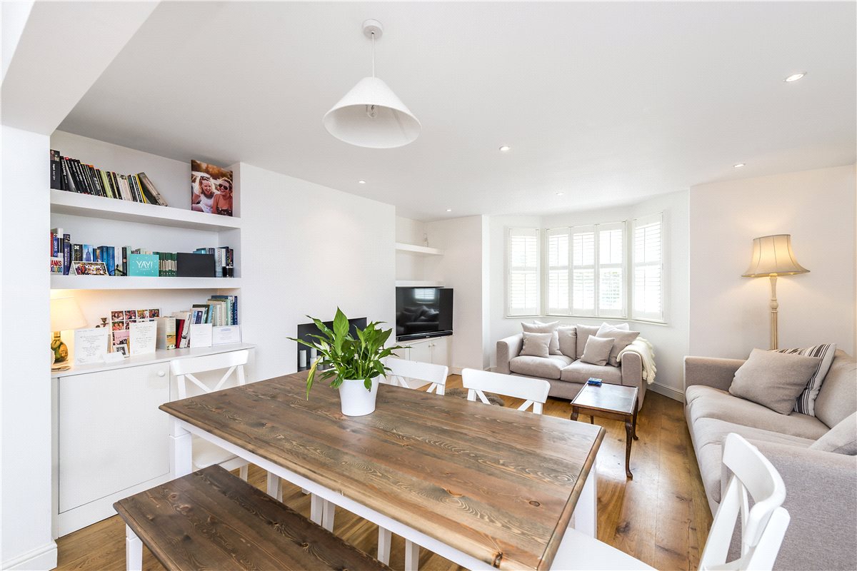 2 bedroom Flat, North Side Wandsworth Common, London, SW18 - 