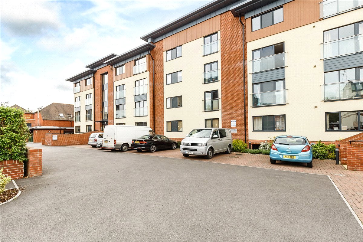 2 bedroom Flat, West Street, Newbury, RG14 - Available