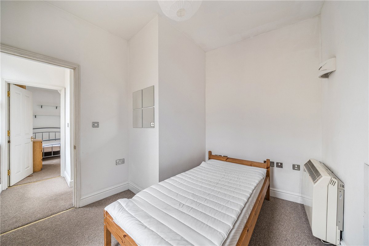 2 bedroom Maisonette, Vineyards, Bath, BA1 - Available, Image 3