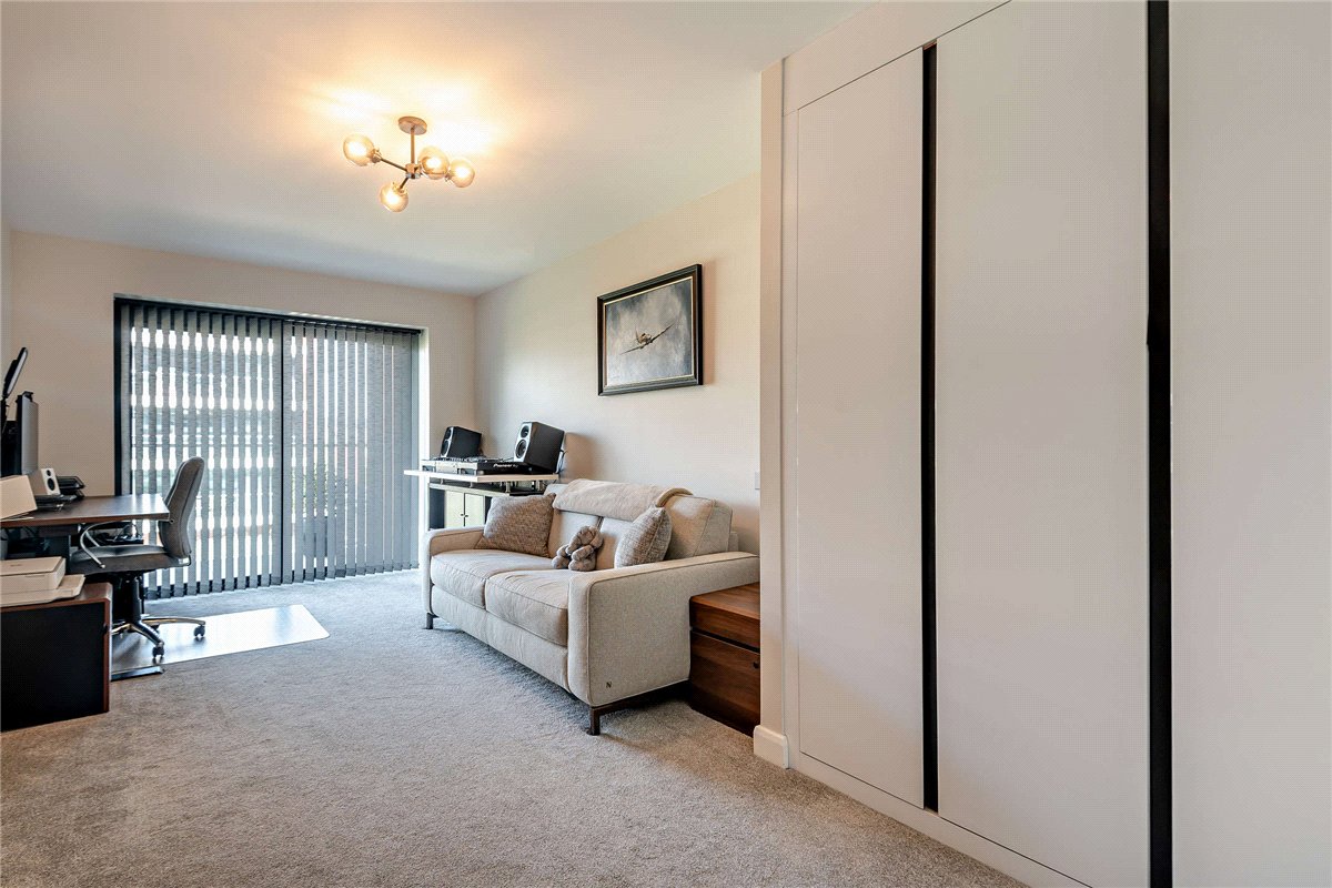 2 bedroom Flat, Racecourse Road, Newbury, RG14 - Available, Image 8