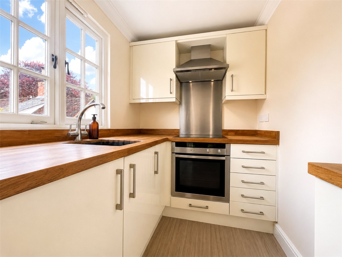 3 bedroom Flat, Little Minster Street, Winchester, SO23 - , Image 3