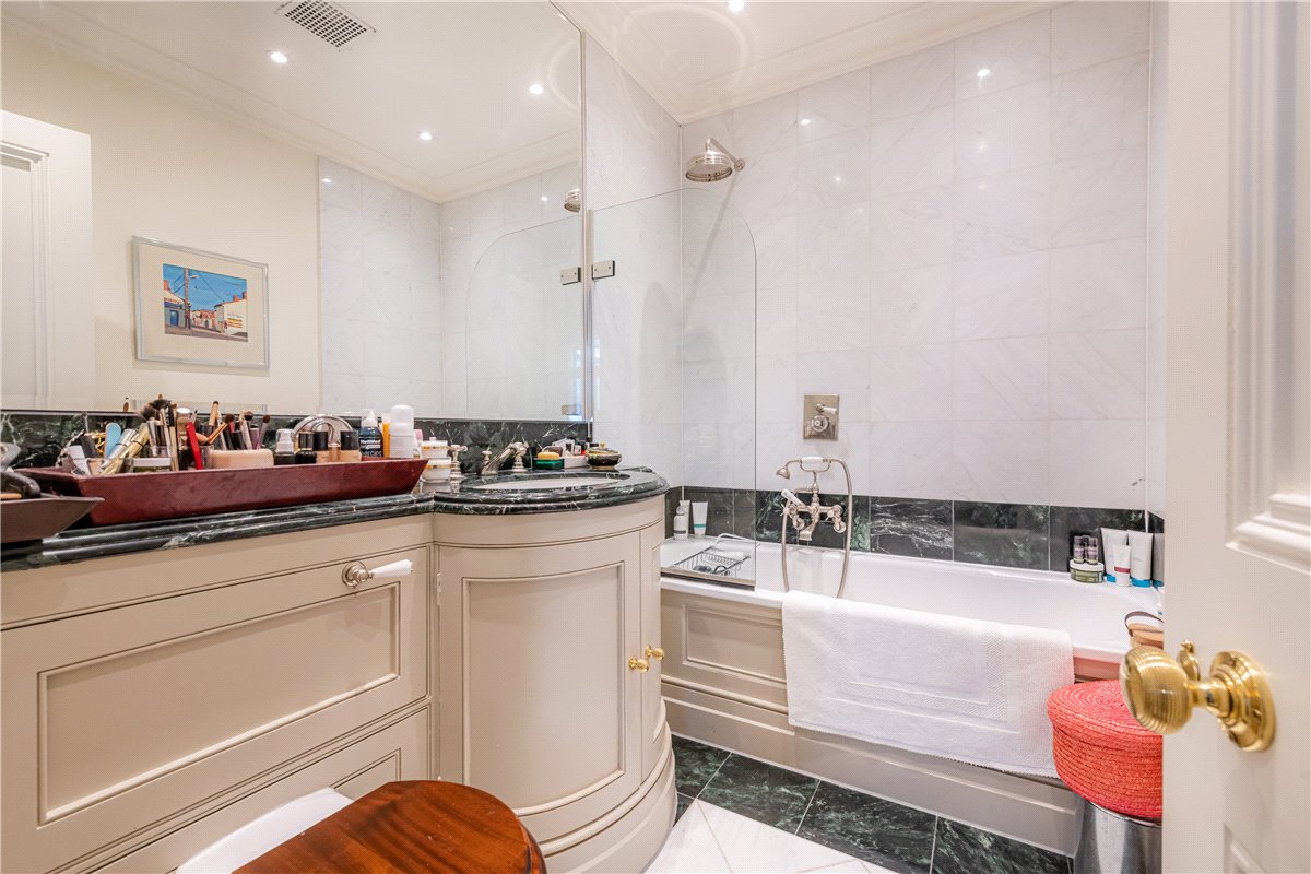 2 bedroom Flat, Mount Street, Mayfair, W1K - Available, Image 8