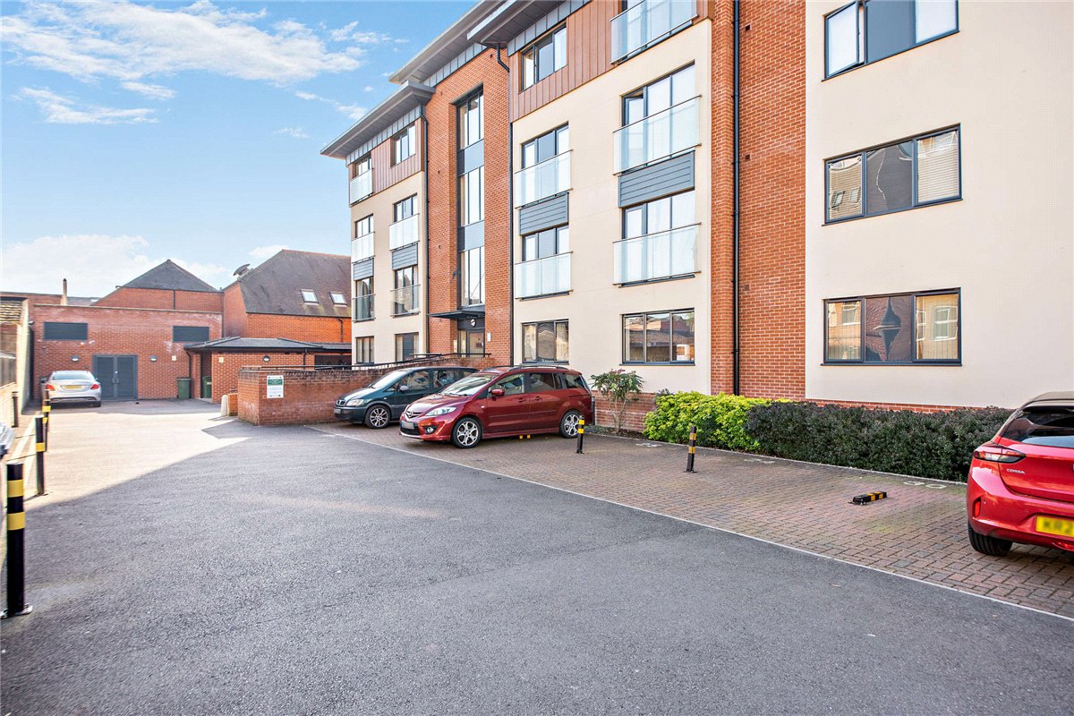 2 bedroom Flat, West Street, Newbury, RG14 - Available