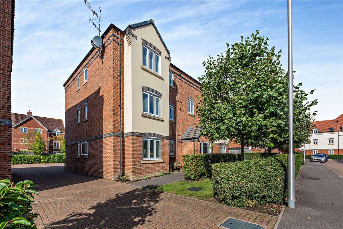 2 bedroom Flat, Carpenters Close, Newbury, RG14 - Available, Image 4