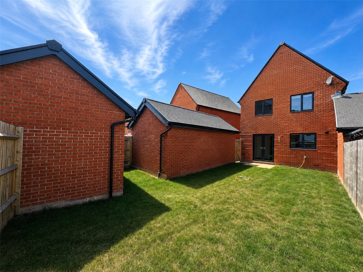 3 bedroom House, Flagpond Road, Whiteley, PO15 - Available, Image 11