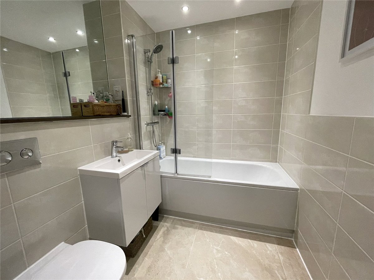 2 bedroom Flat, Racecourse Road, Newbury, RG14 - Available, Image 5