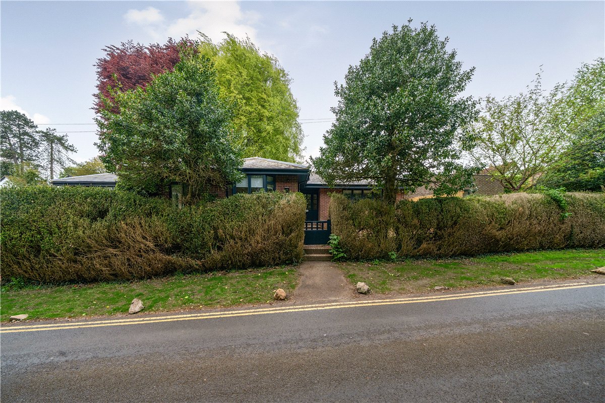 3 bedroom Bungalow, Cardigan Road, Marlborough, SN8 - Available, Image 1