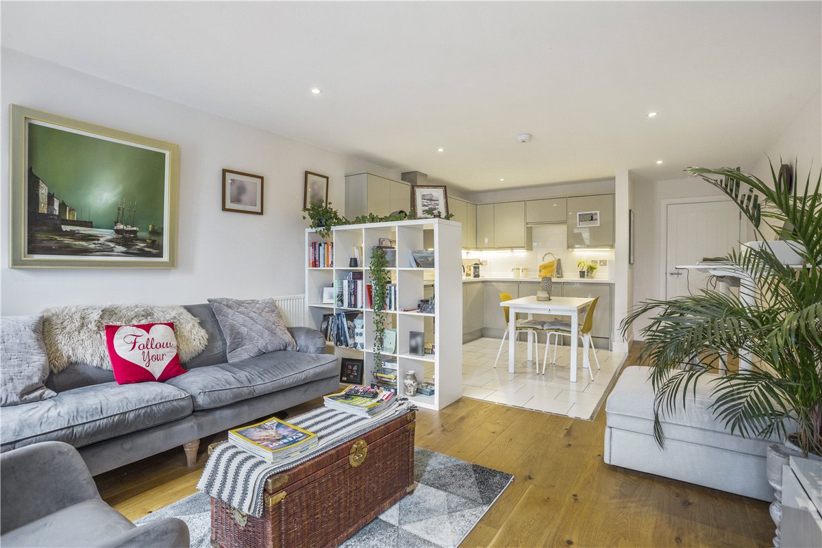 2 bedroom Flat, High Street, Marlborough, SN8 - Available, Image 3