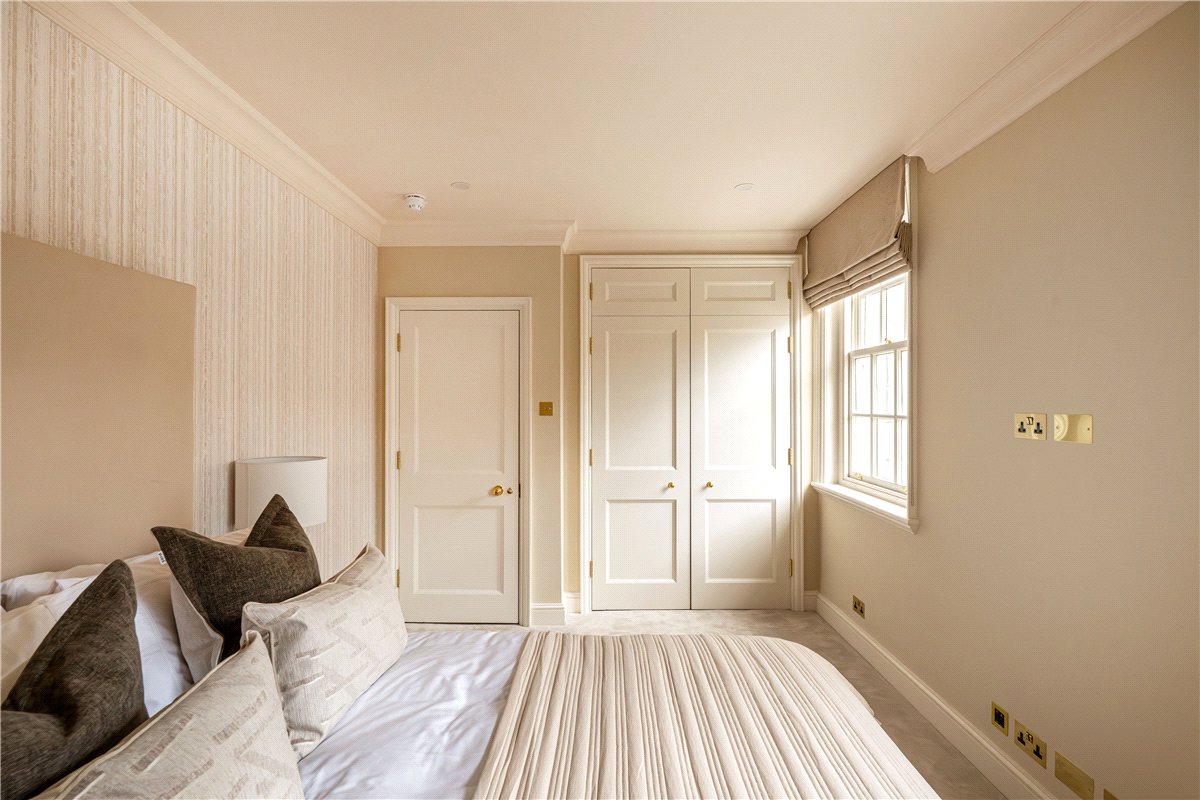 3 bedroom House, Woods Mews, Mayfair, W1K - Available, Image 3