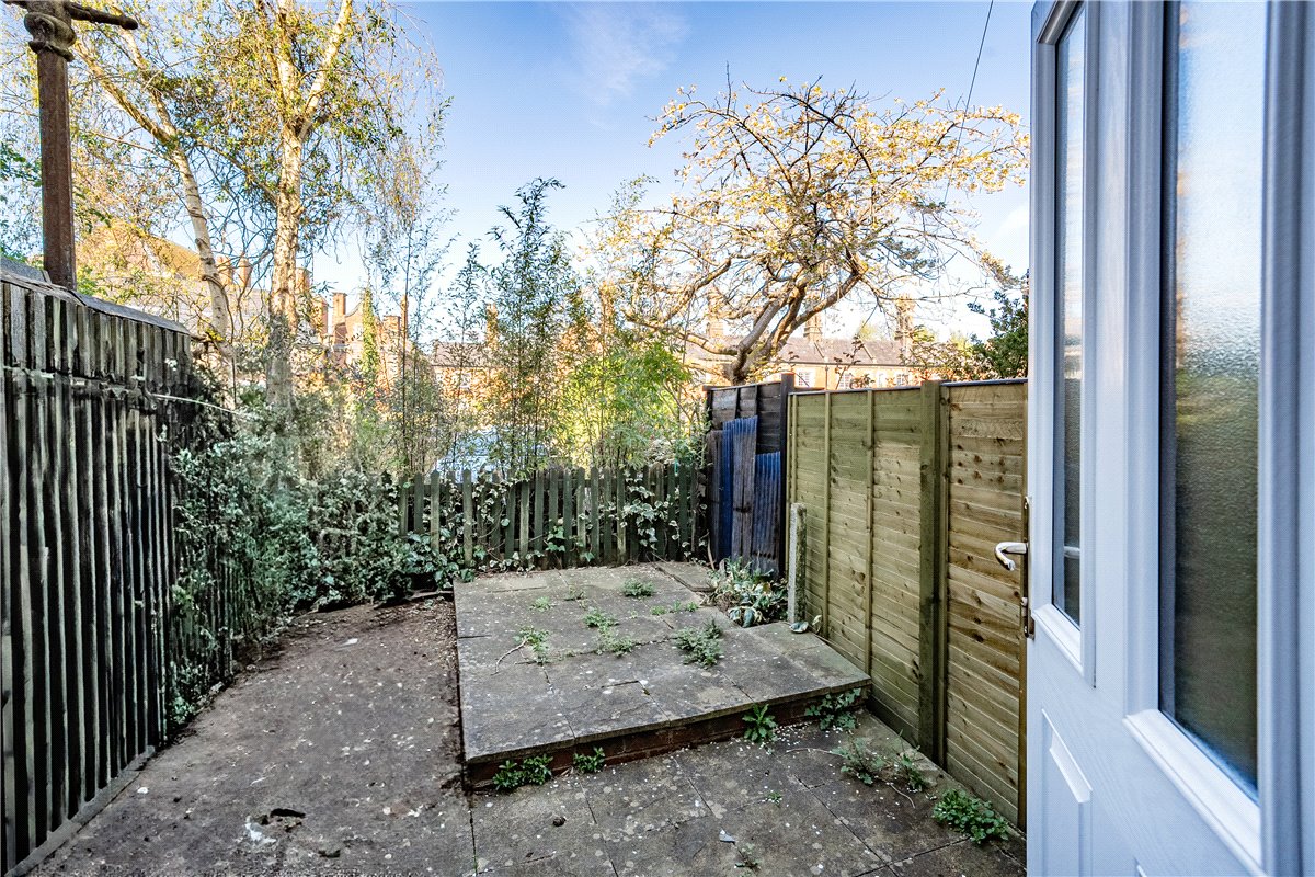 1 bedroom Flat, Eastgate Street, Winchester, SO23 - Sold, Image 2