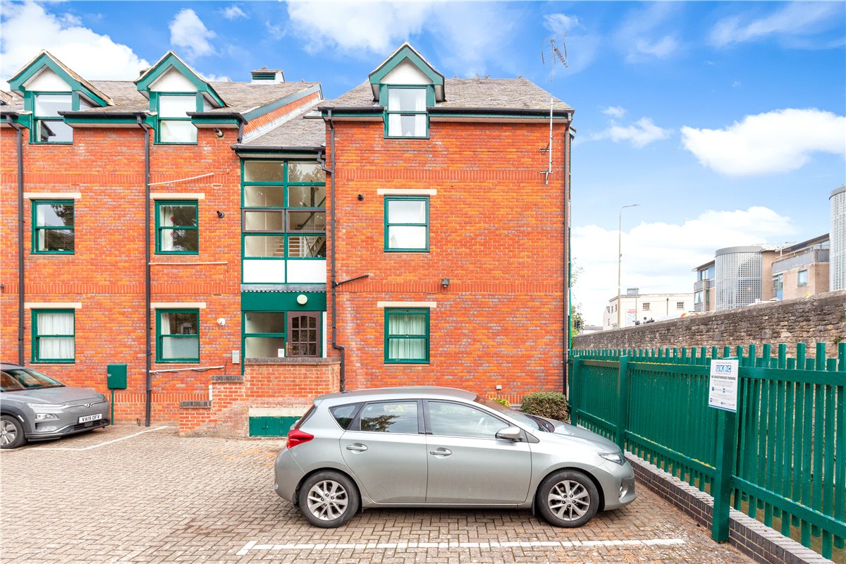 2 bedroom Flat, Watermans Reach, Brook Street, OX1 - , Image 2