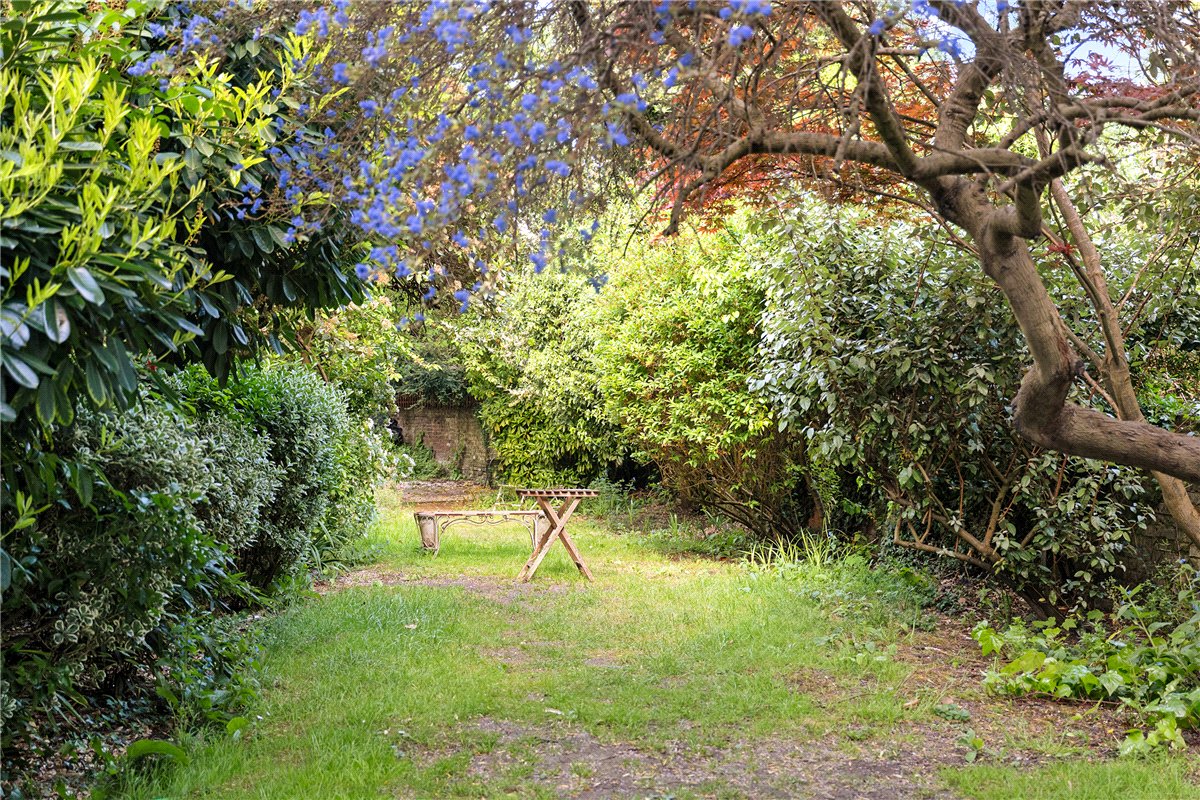 2 bedroom Flat, North Side Wandsworth Common, London, SW18 - Available, Image 11