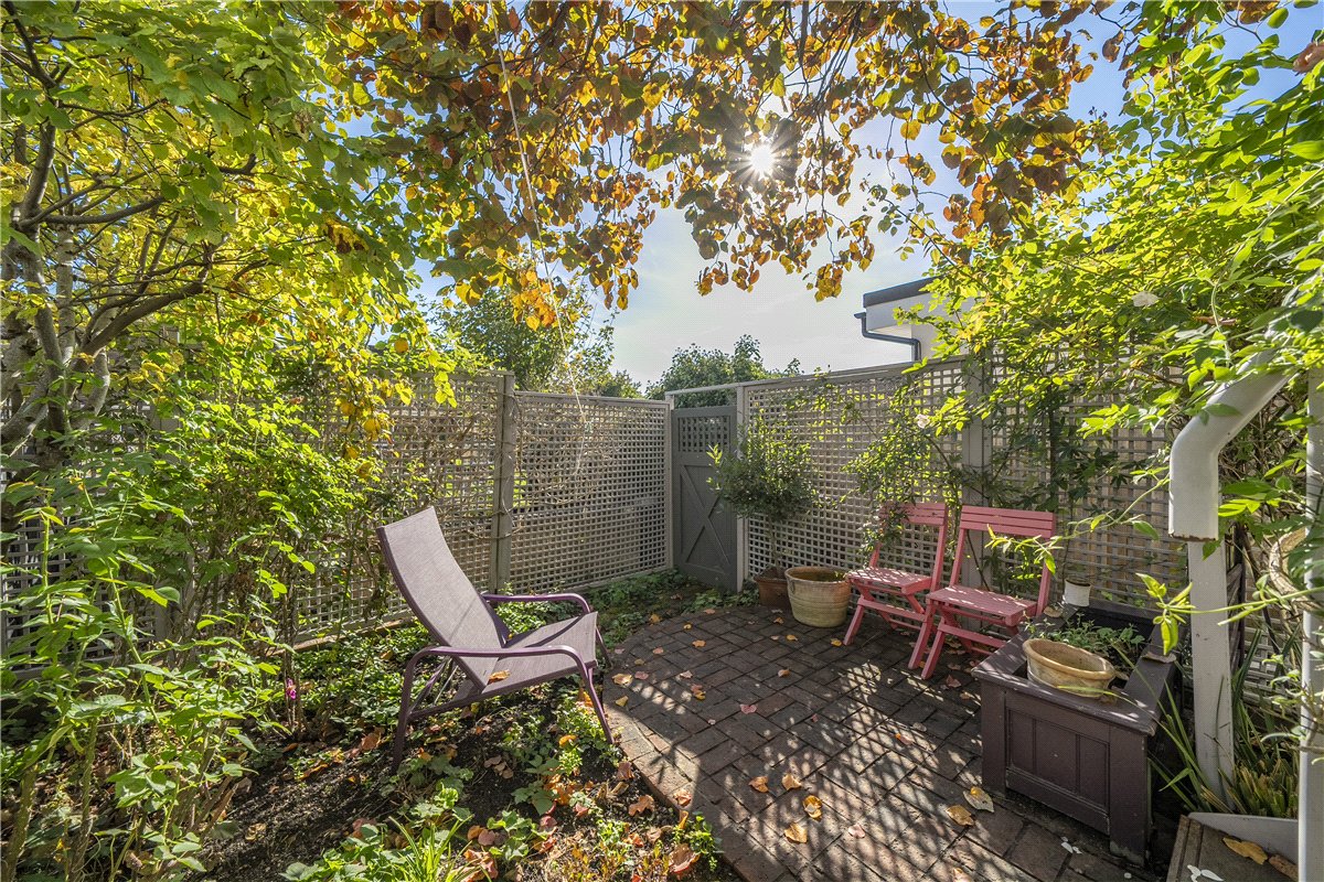 3 bedroom Flat, Hyde Street, Winchester, SO23 - Available, Image 2