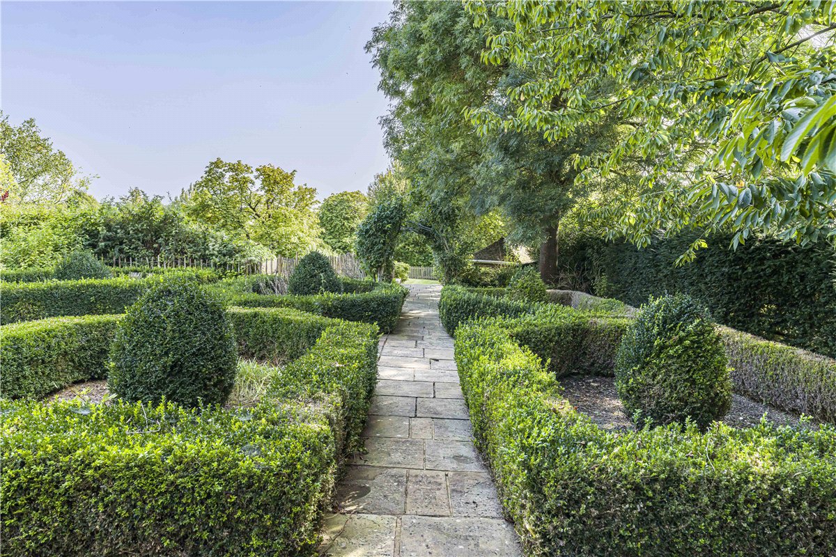 6 bedroom House, Chalk Lane, Hyde Heath, HP6 - Available, Image 4