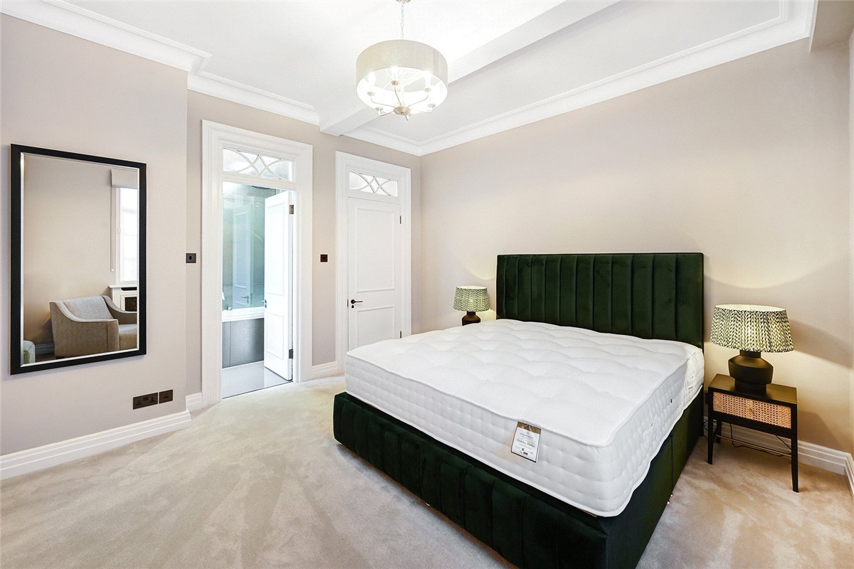 3 bedroom Flat, Grosvenor Square, Mayfair, W1K - Available, Image 8