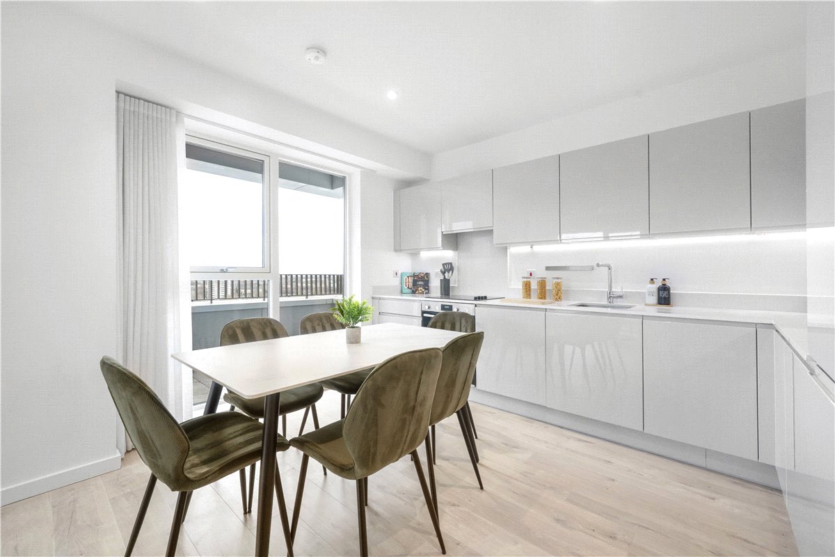 3 bedroom Flat, Heartwell Avenue, London, E16 - Available