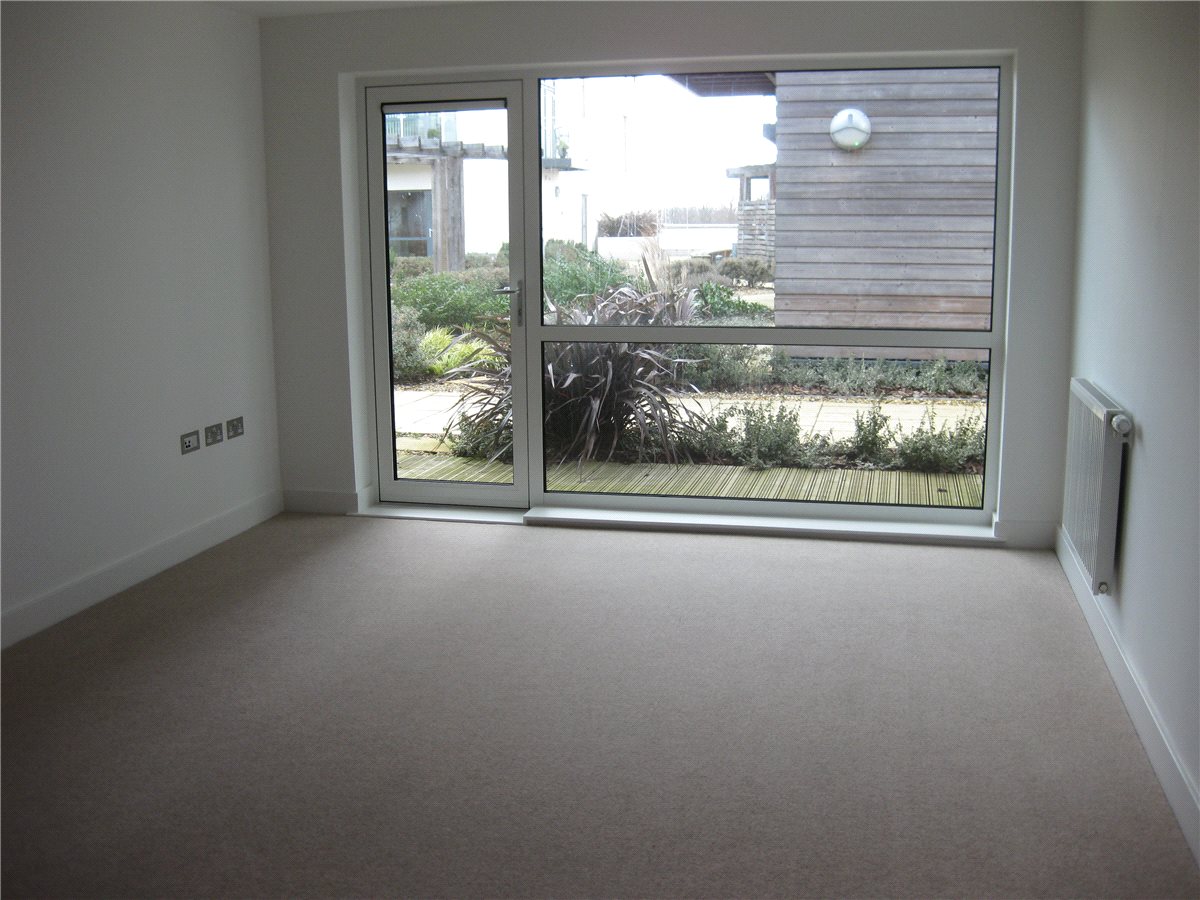 2 bedroom Flat, Park Way, Newbury, RG14 - , Image 2