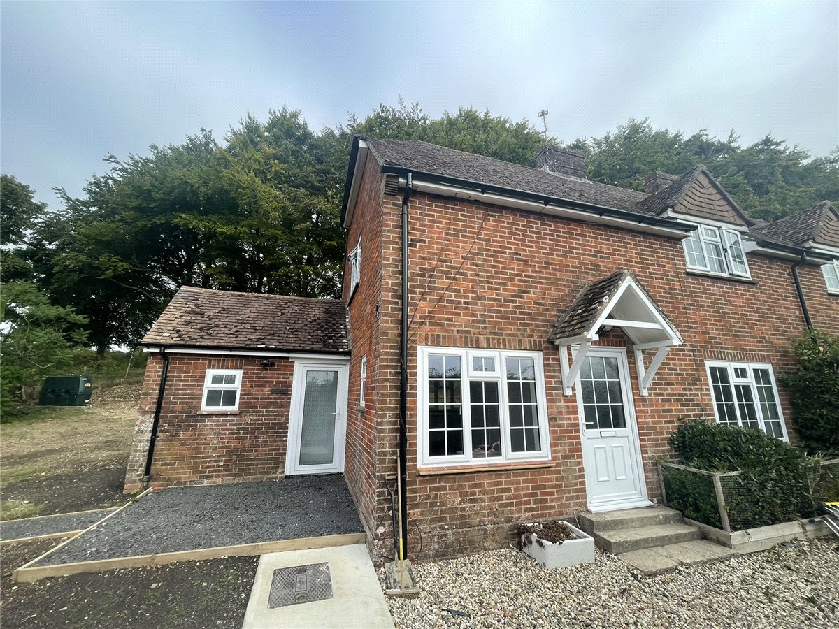 3 bedroom House, Overton, Basingstoke, RG25 - Available