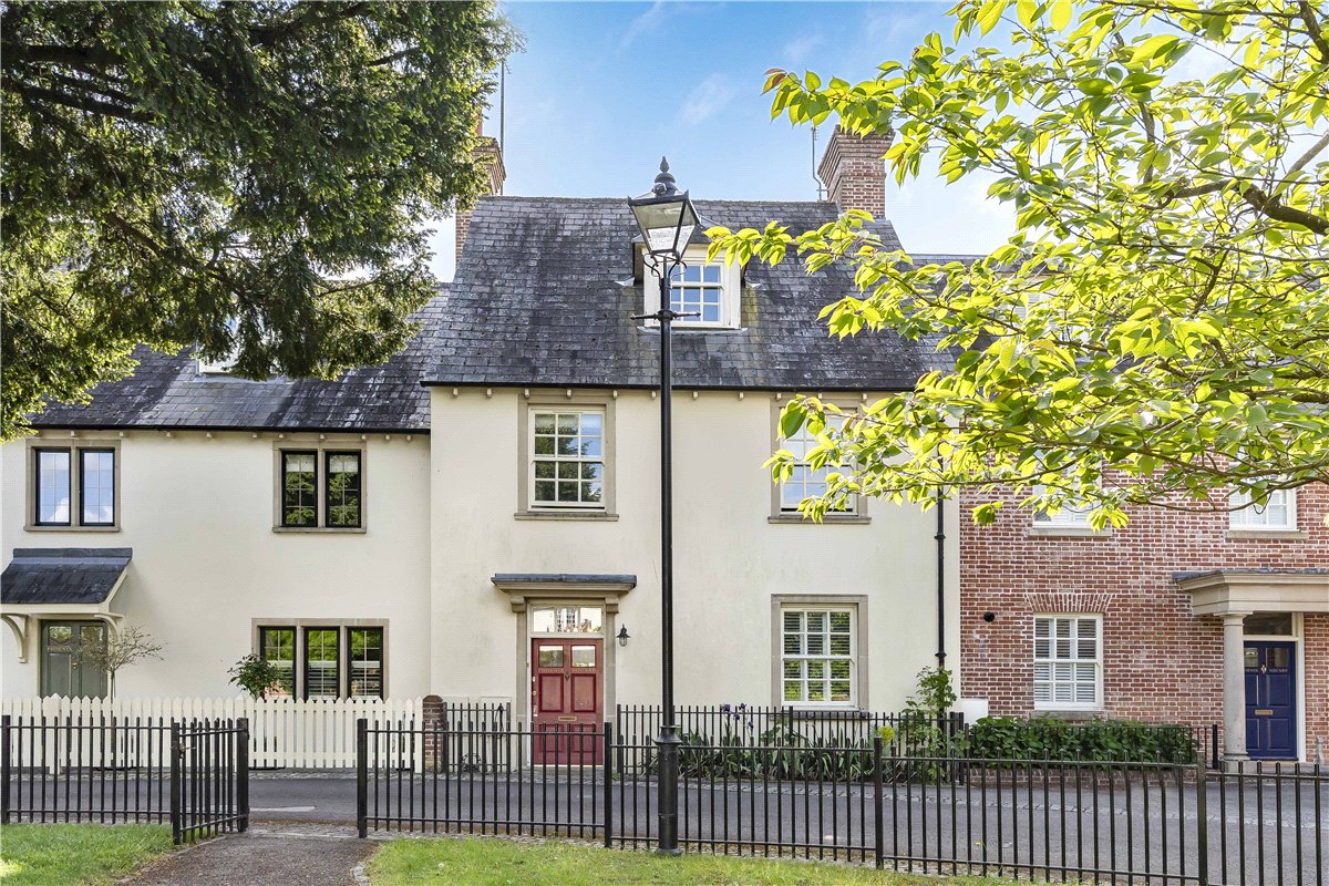 4 bedroom House, Phoenix Square, Pewsey, SN9 - Available