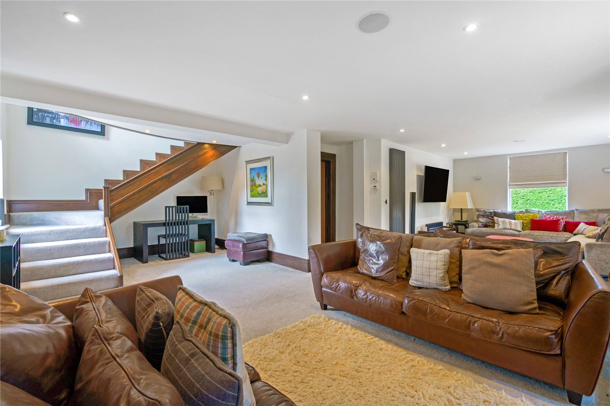 6 Bedroom Single Family Home/House's Image 10