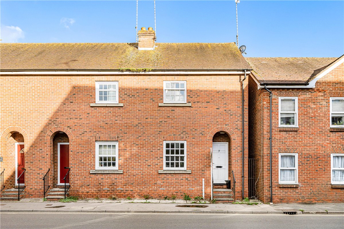 2 bedroom House, Avon Place, River Street, SN9 - Available
