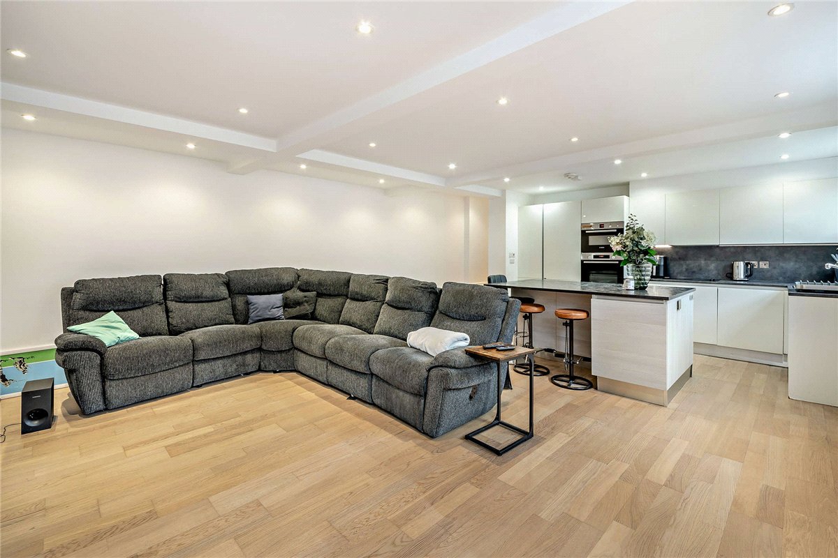 2 bedroom Flat, Northbrook Street, Newbury, RG14 - Available