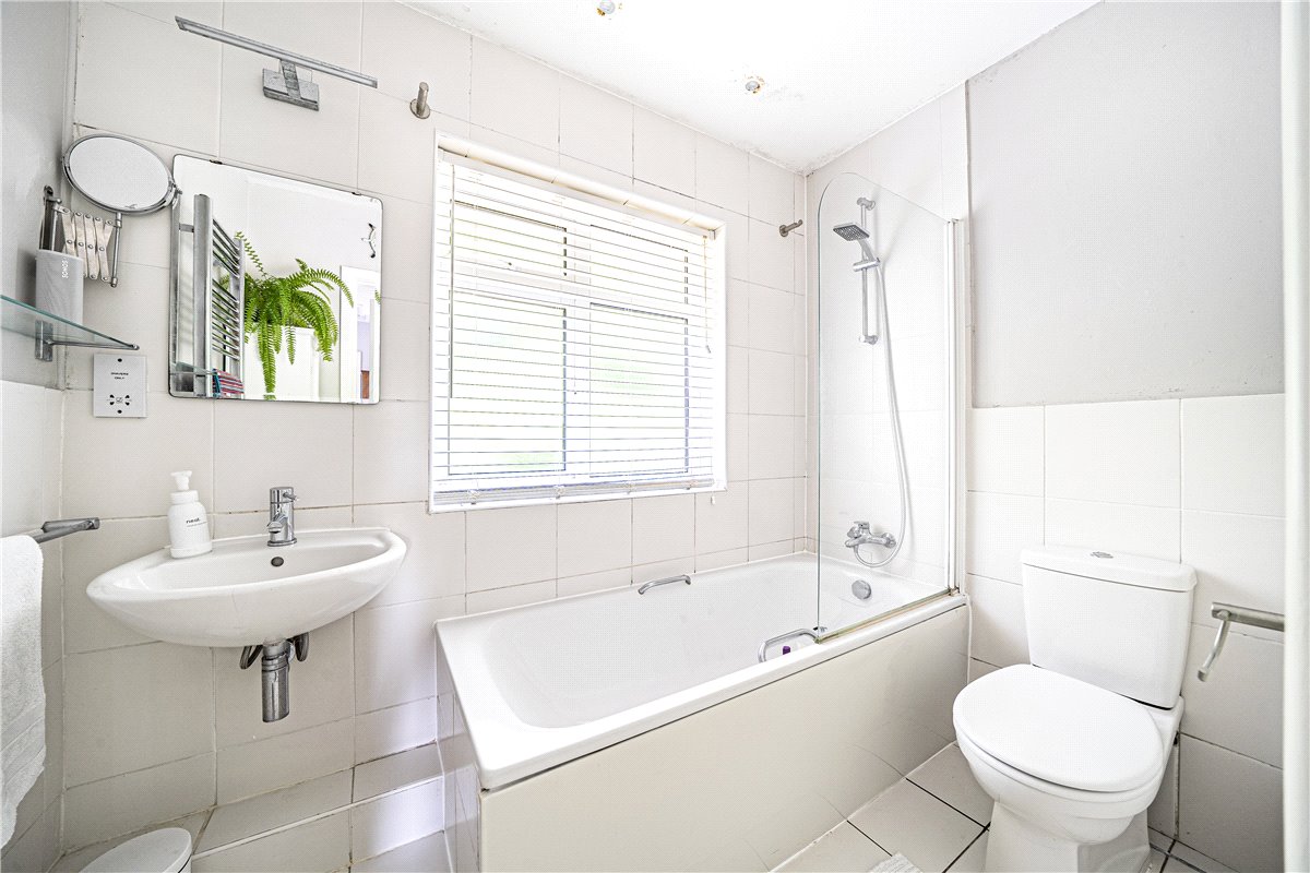 3 bedroom House, Burnett Close, Winchester, SO22 - Sold, Image 2