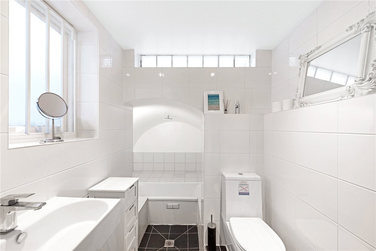 2 bedroom Flat, North Side Wandsworth Common, London, SW18 - Available, Image 3