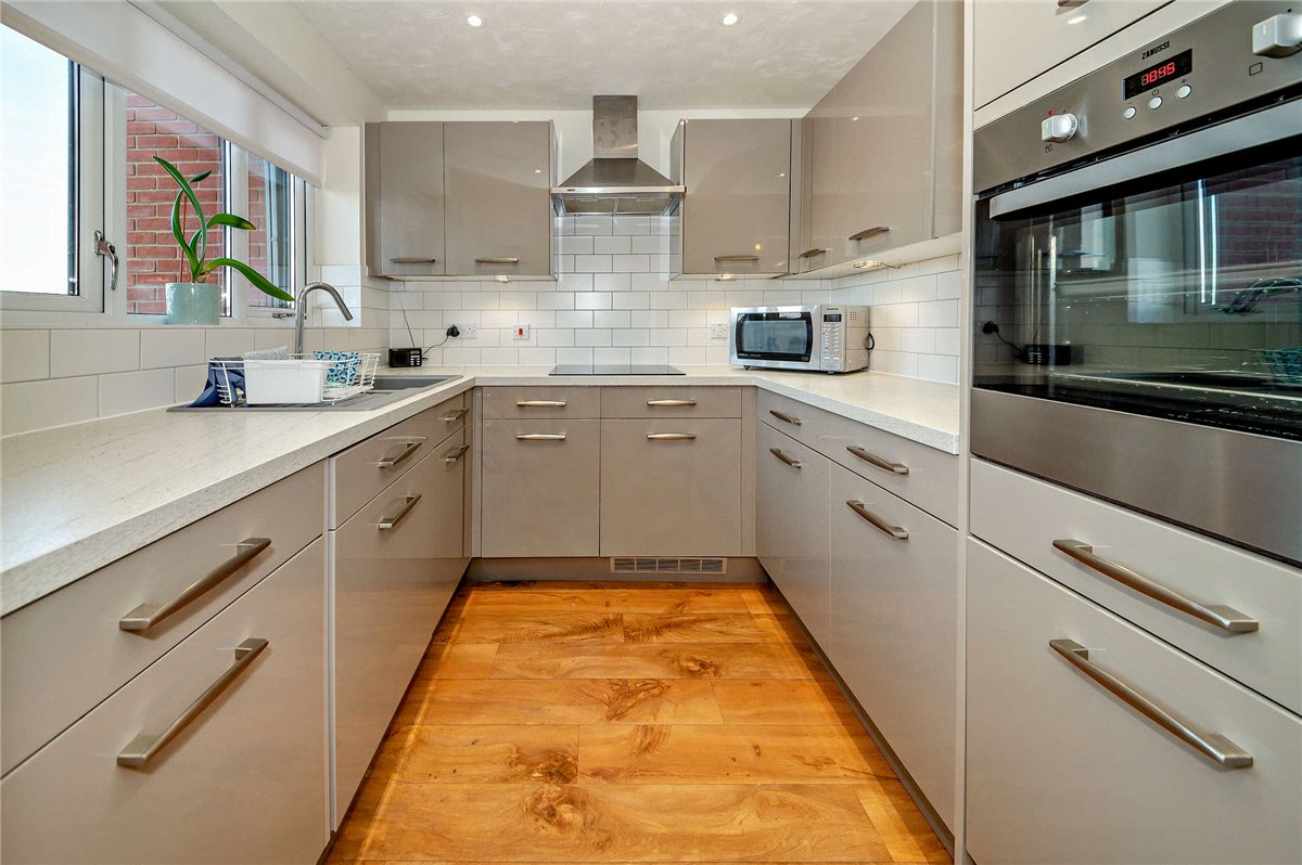 2 bedroom Flat, West Street, Newbury, RG14 - Available, Image 9