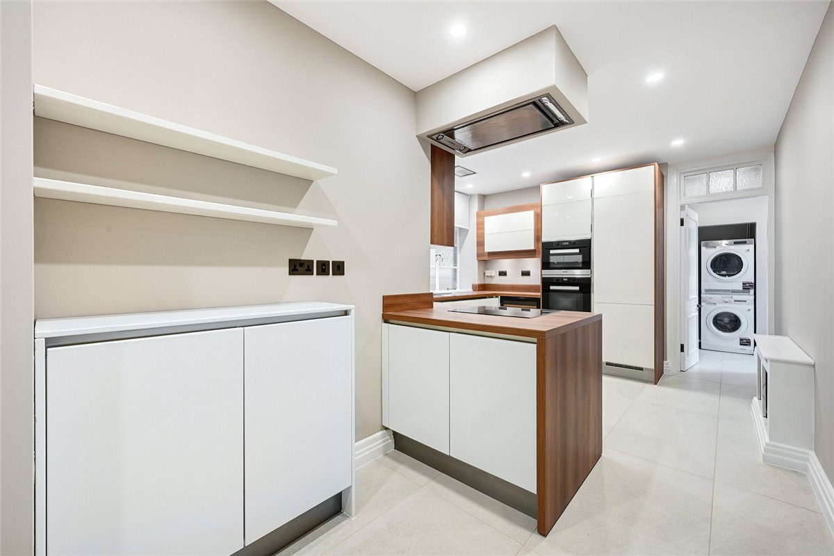 3 bedroom Flat, Grosvenor Square, Mayfair, W1K - Available, Image 2