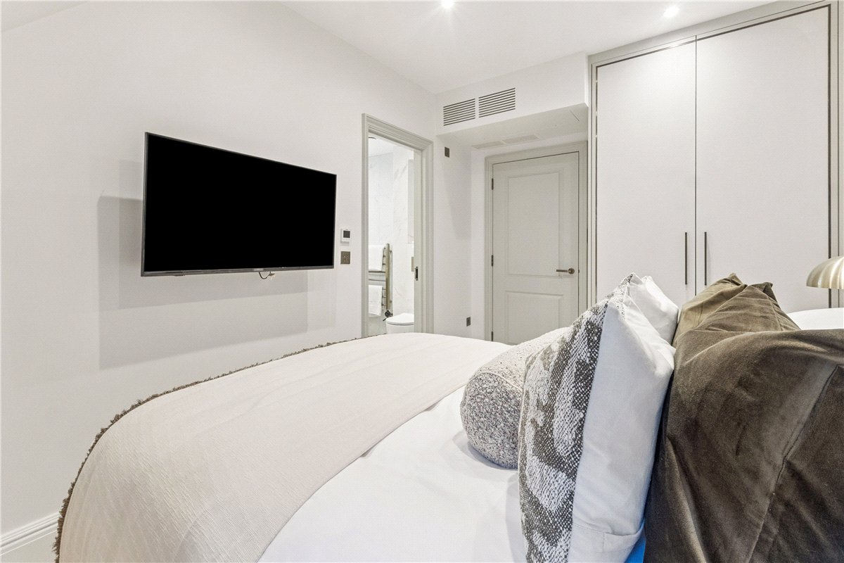3 bedroom Maisonette, Stratton Street, Mayfair, W1J - Available, Image 11