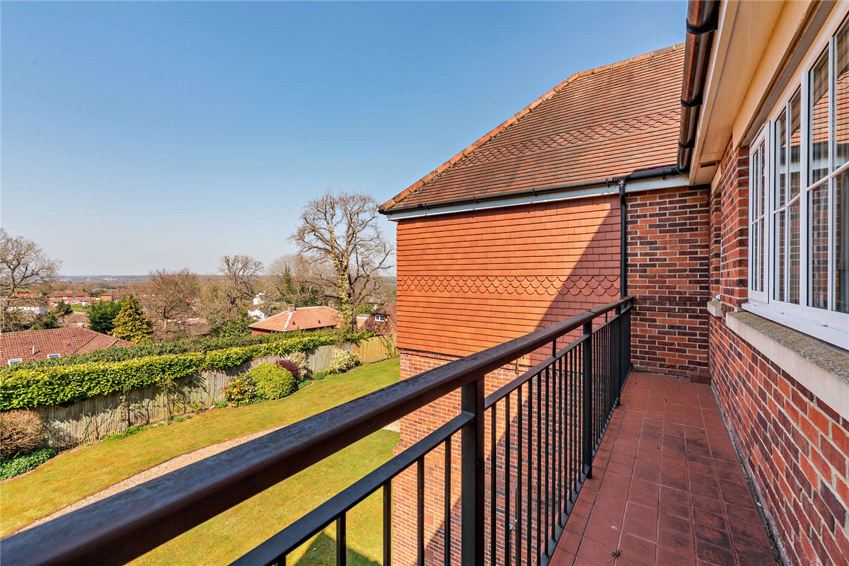 3 bedroom Flat, Woodridge, Newbury, RG14 - Available, Image 2