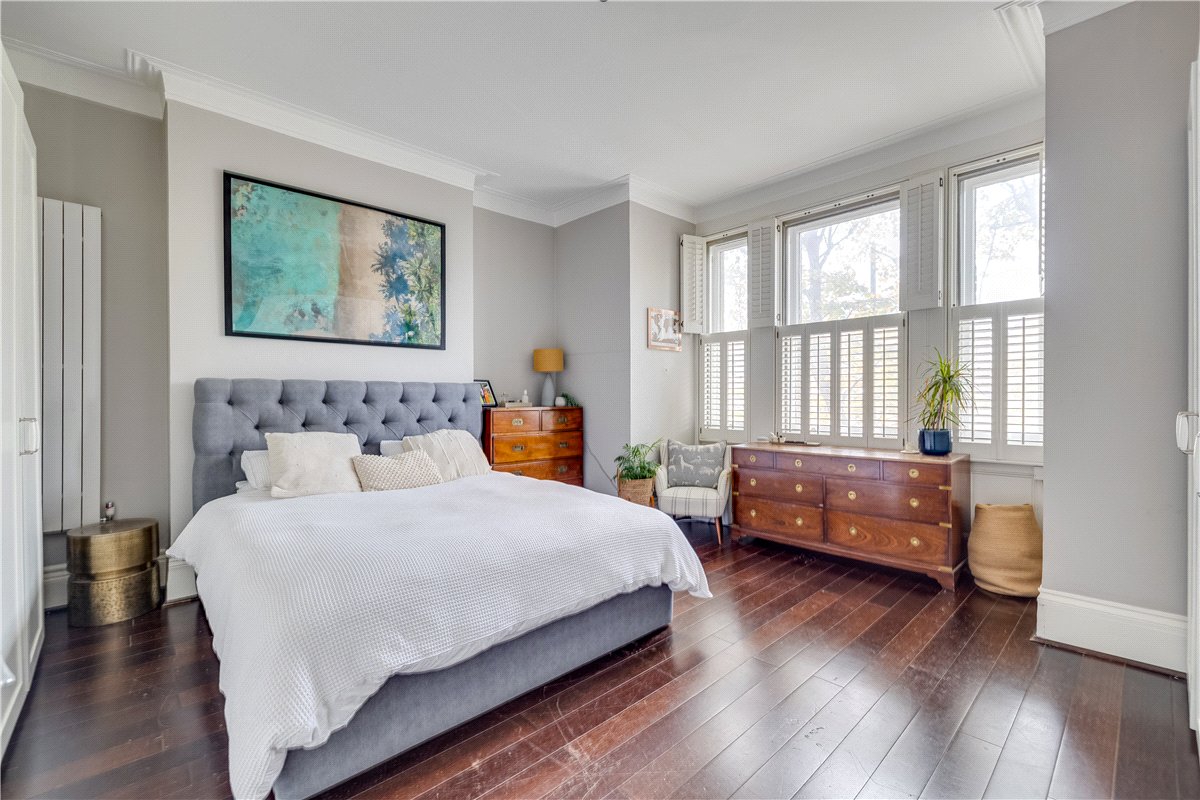 2 bedroom Flat, North Side  Wandsworth Common, London, SW18 - Sold STC, Image 12