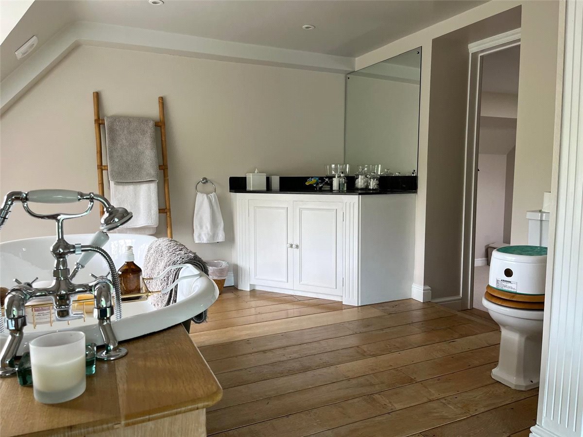 6 bedroom House, Lambourn Woodlands, Hungerford, RG17 - , Image 10