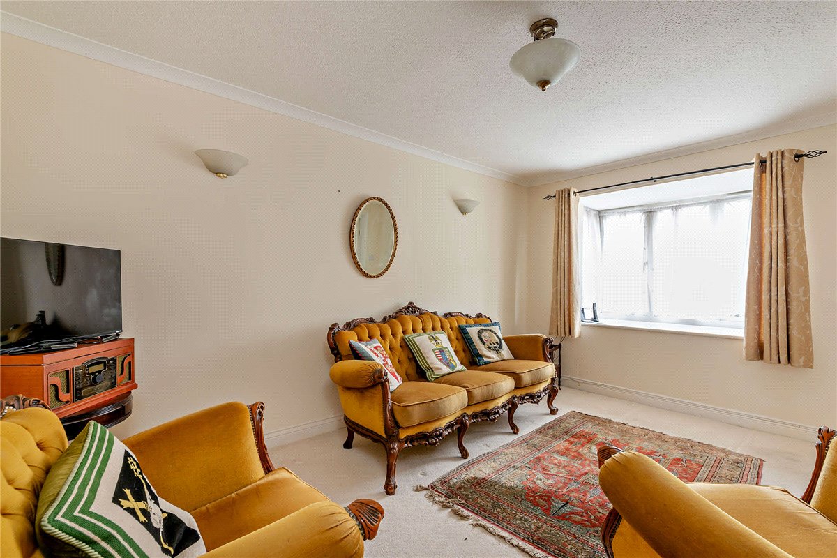 3 bedroom House, Horseshoe End, Newbury, RG14 - Available, Image 2