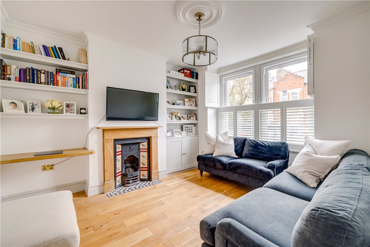 2 bedroom Flat, Astonville Street, London, SW18 - Available