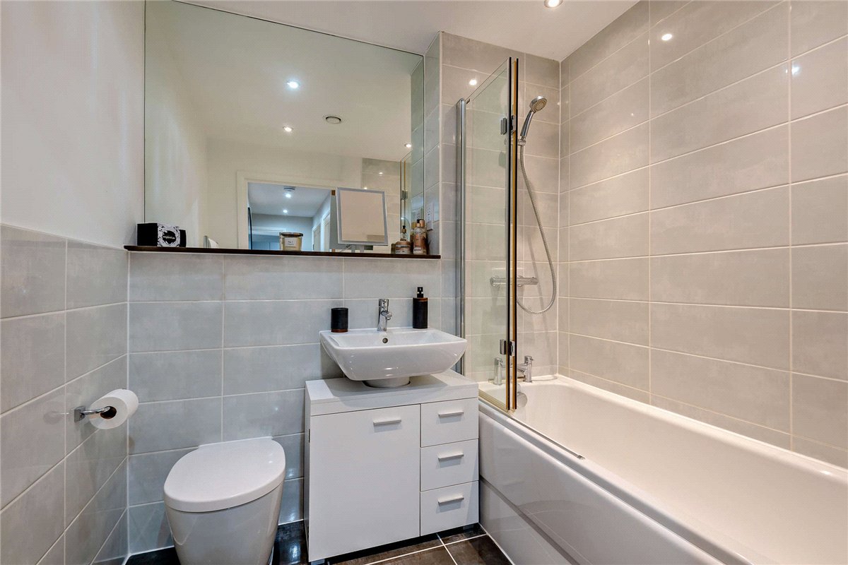 2 bedroom Flat, Racecourse Road, Newbury, RG14 - Available, Image 9